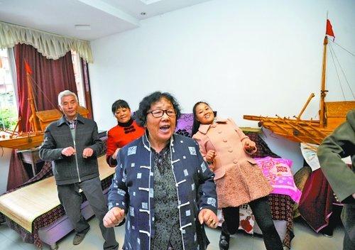 昨日，江北大竹林銀竹苑，71歲的吳秀蘭（前中）和弟子們在自家練習唱川江號子。本組圖/重慶晨報記者 李斌 攝