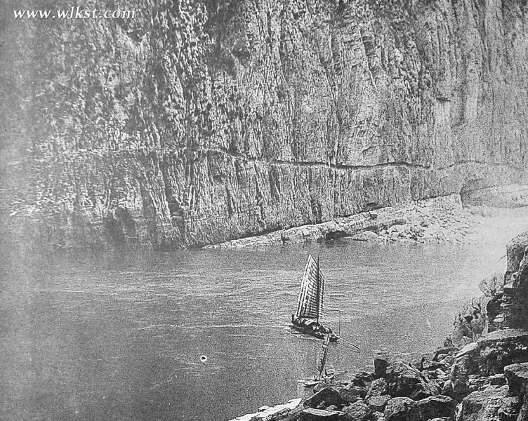 嵌鑿在懸崖峭壁上的三峽纖道(1911年)。