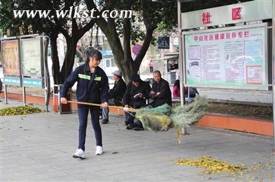 清明小長假期間，環衛工人依然堅守一線，為城市的靚麗默默勞作。 (張 靜/攝)