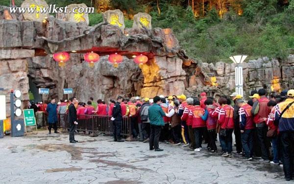 旅游養(yǎng)老熱來了 800名老人組隊(duì)賞《印象武隆》
