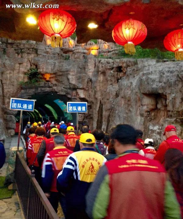 旅游養(yǎng)老熱來了 800名老人組隊(duì)賞《印象武隆》