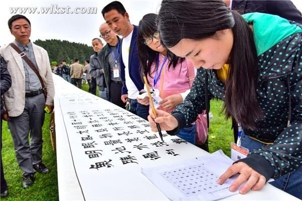 書法神童在百米書法長卷在創作 王俊杰/攝