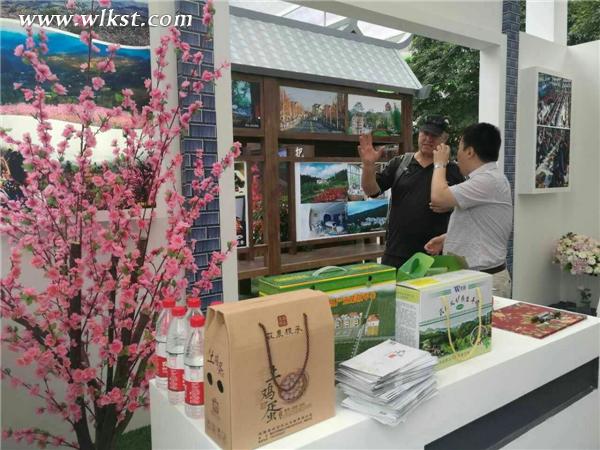  工作人員向外國友人介紹火爐旅游 李瓊/攝