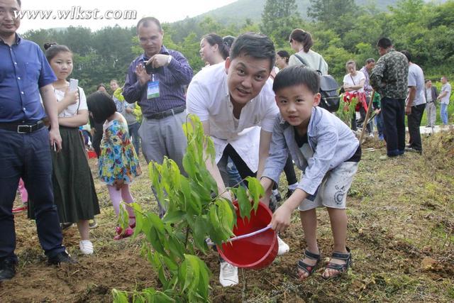 “村長(zhǎng)”李銳攜20位小朋友 赴武隆鄉(xiāng)村獻(xiàn)愛(ài)心