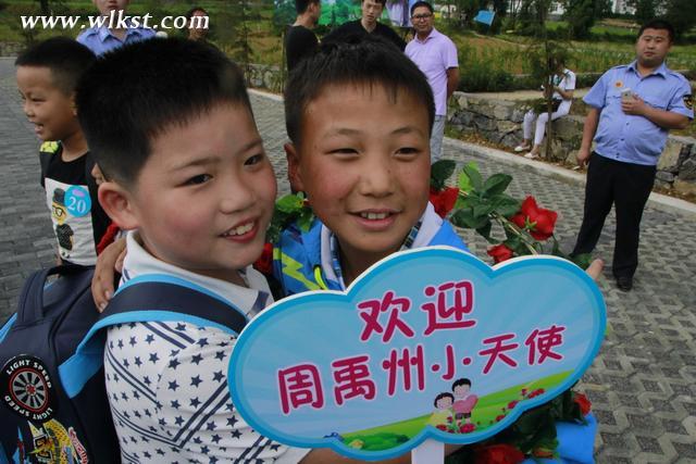 “村長(zhǎng)”李銳攜20位小朋友 赴武隆鄉(xiāng)村獻(xiàn)愛(ài)心