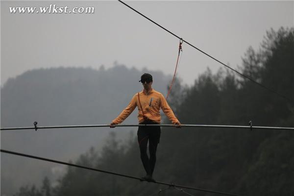 央視《吉尼斯中國之夜》 選手武隆挑戰“蒙眼走鋼絲”高空競速