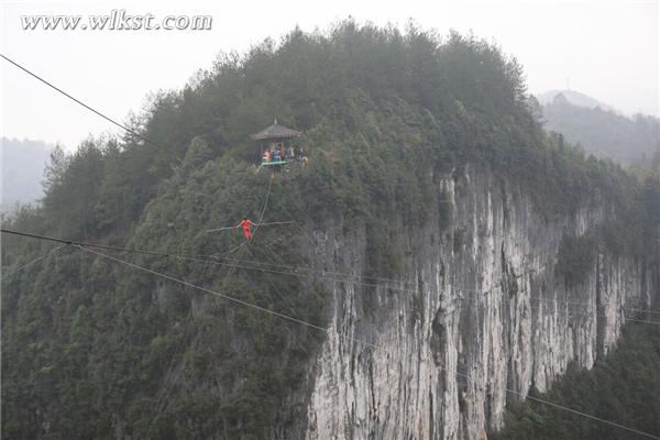 央視《吉尼斯中國之夜》 選手武隆挑戰“蒙眼走鋼絲”高空競速