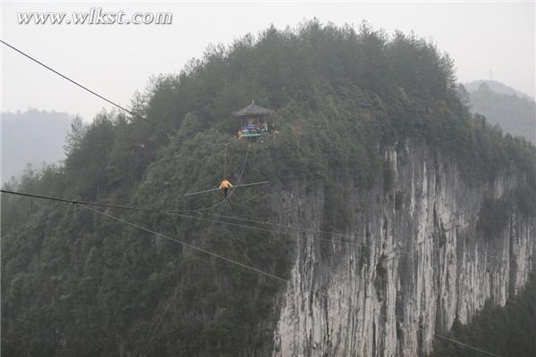 央視《吉尼斯中國之夜》 選手武隆挑戰“蒙眼走鋼絲”高空競速