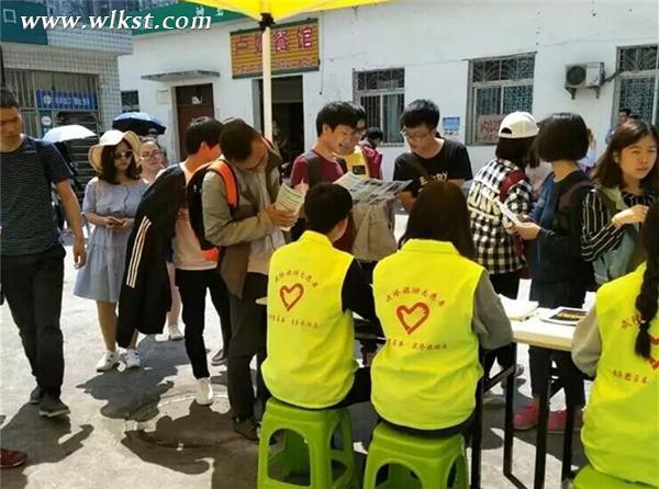  志愿者為來武游客提供旅游服務(圖/武隆旅游局)