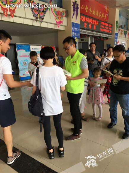  志愿者分發(fā)手繪地圖。 仙女山旅游度假區(qū)管委會(huì)供圖 華龍網(wǎng)發(fā)
