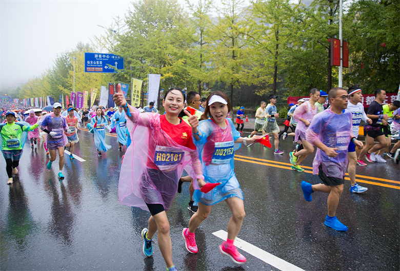 2021重慶武隆仙女山馬拉松 風雨里撒歡開跑