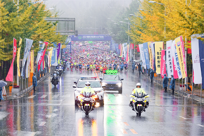 2021重慶武隆仙女山馬拉松 風雨里撒歡開跑